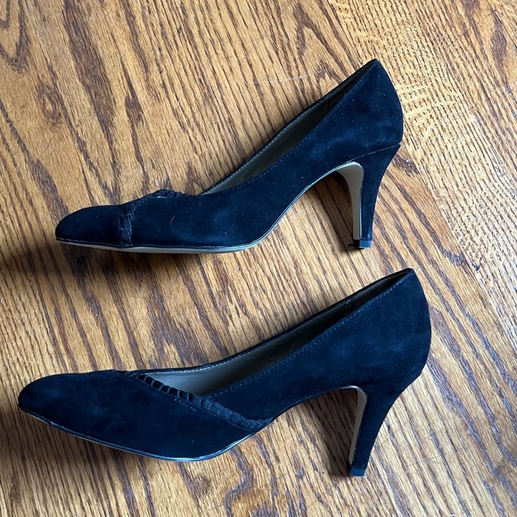 ▪️LIZ CLAIBORNE: Women’s 6.5, black suede pointed w/ruffle accent pumps▪️ - Picture 9 of 15